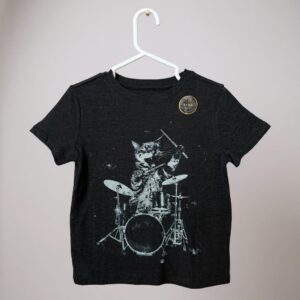 Blusa manga corta,  diseño gato roquero -brilla es la oscuridad - Talla 4/5 – Cat & Jack
